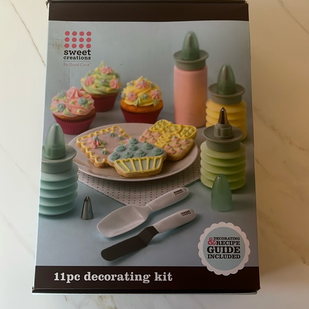 Sweet Creations 11 piece decorating kit